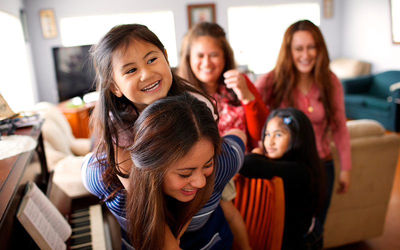 Uma jovem família de mulheres brincam juntas em casa