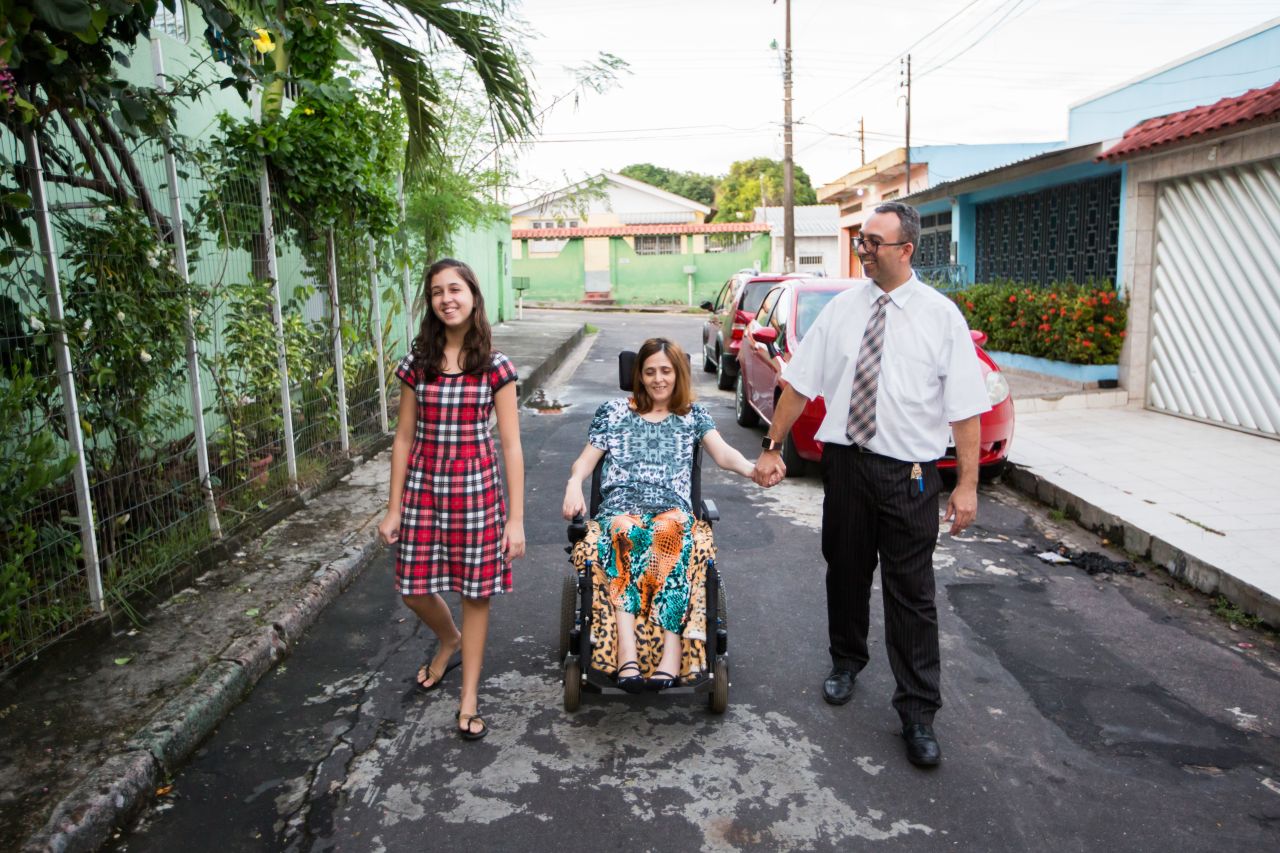 Uma jovem família caminhando para a igreja