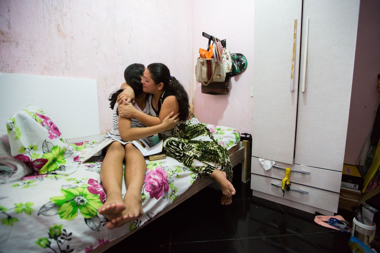 Duas mulheres se abraçam e se perdoam