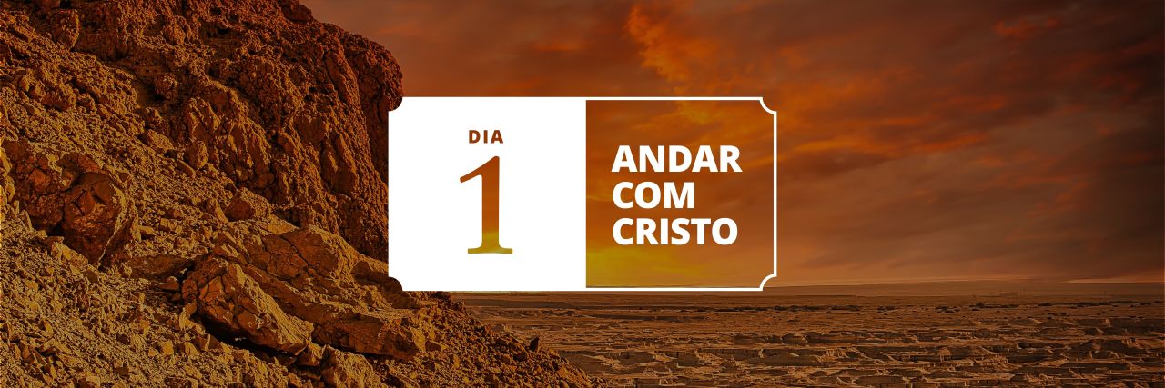 Um pôr do sol no deserto de montanhas