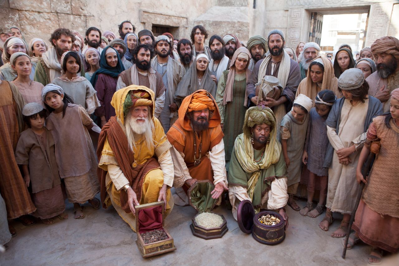 Os reis magos entregam presentes para Jesus
