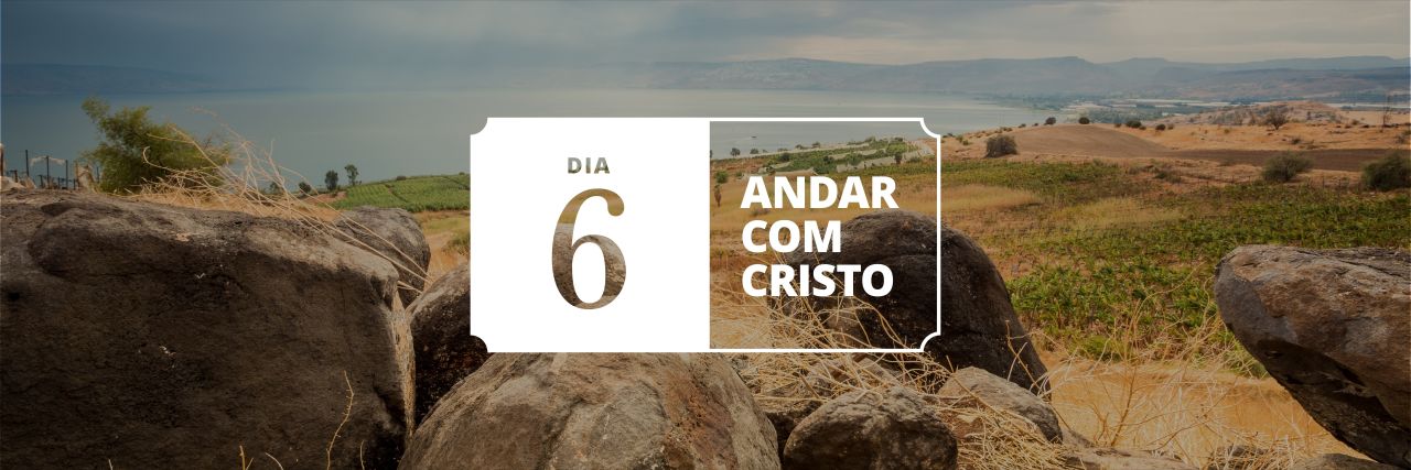 Um monte com a vista para o mar