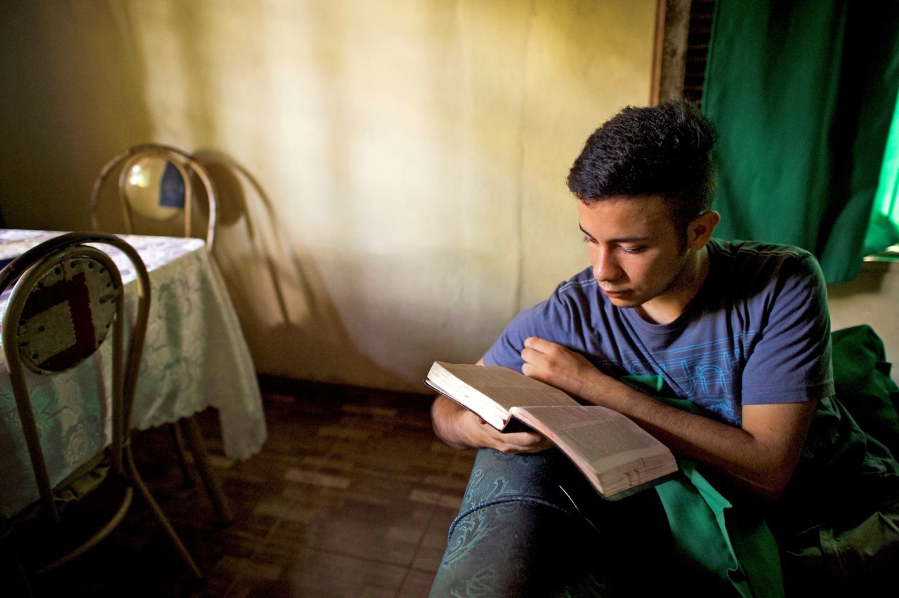 Homem lendo o Livro de Mórmon