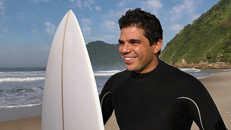 Elcio com uma prancha de surf