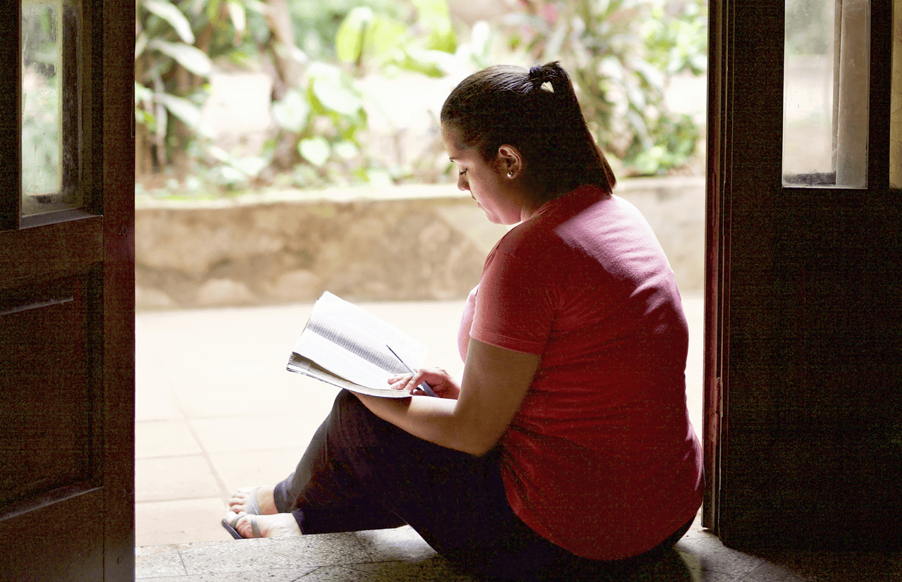 Uma mulher lê o Livro de Mórmon e aprende sobre Jesus