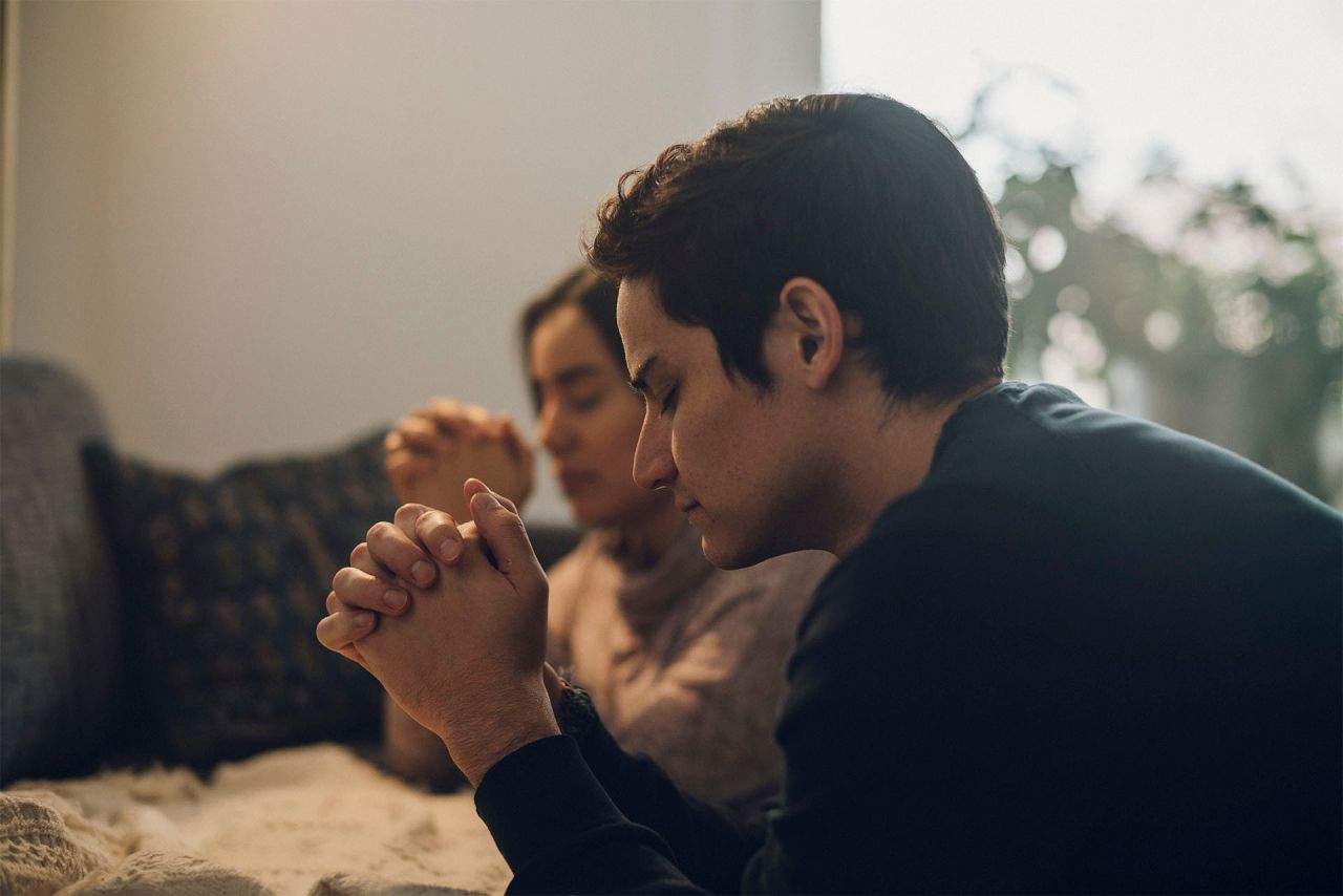Um casal ajoelhado em oração