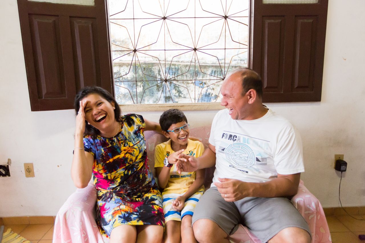 Uma família desfrutando da companhia uns dos outros