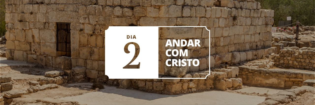 Um edifício no deserto feito de blocos de pedra