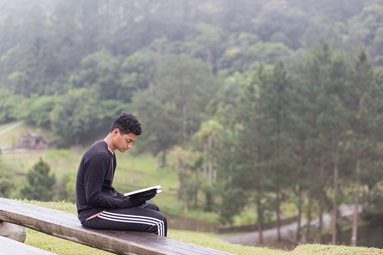 Um homem estudando o Livro de Mórmon e aprendendo sobre o Espírito Santo