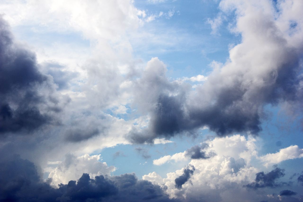 Nuvens e luz brilhando, representando a presença do Espírito Santo