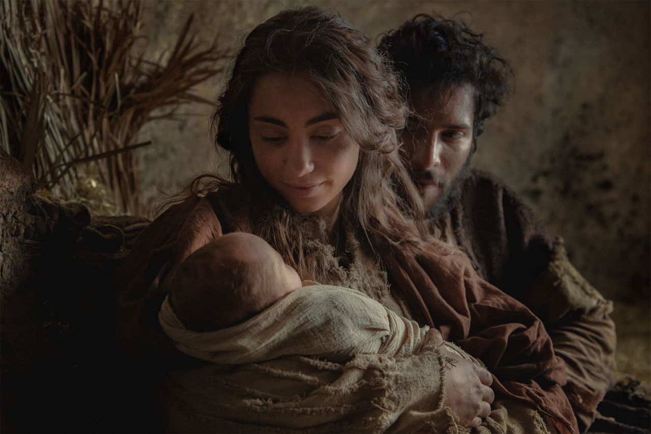 Maria e José segurando o menino Jesus