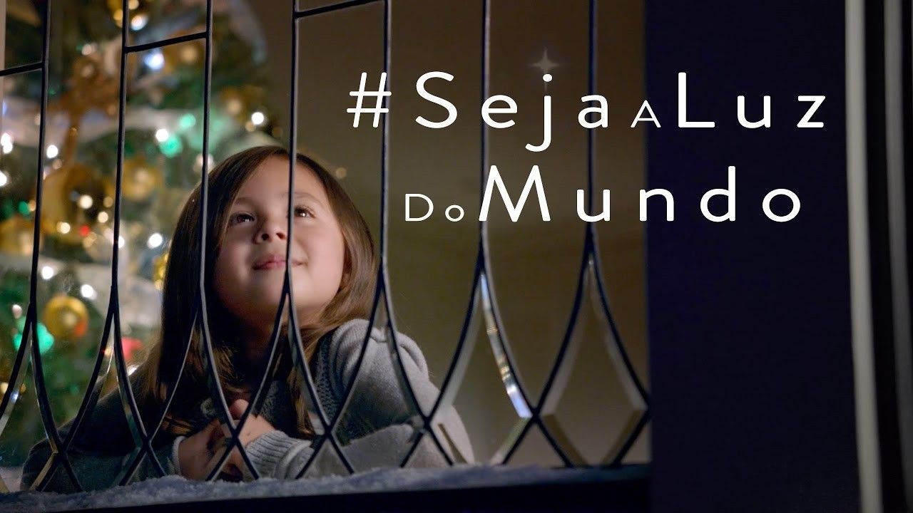 No vídeo da campanha Seja a Luz do Mundo, um menino ajuda outro menino a se levantar depois de ter caído enquanto estava jogando futebol