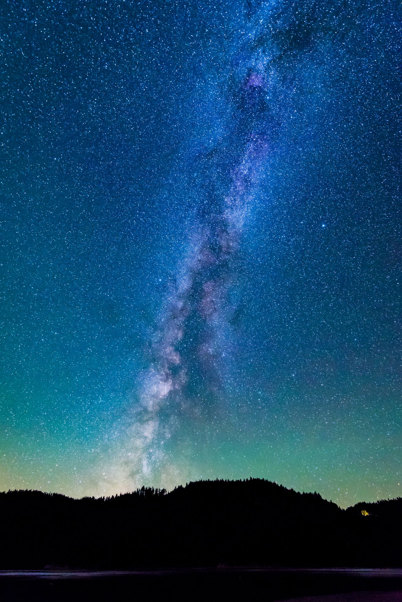 A Via Láctea brilhando no céu à noite