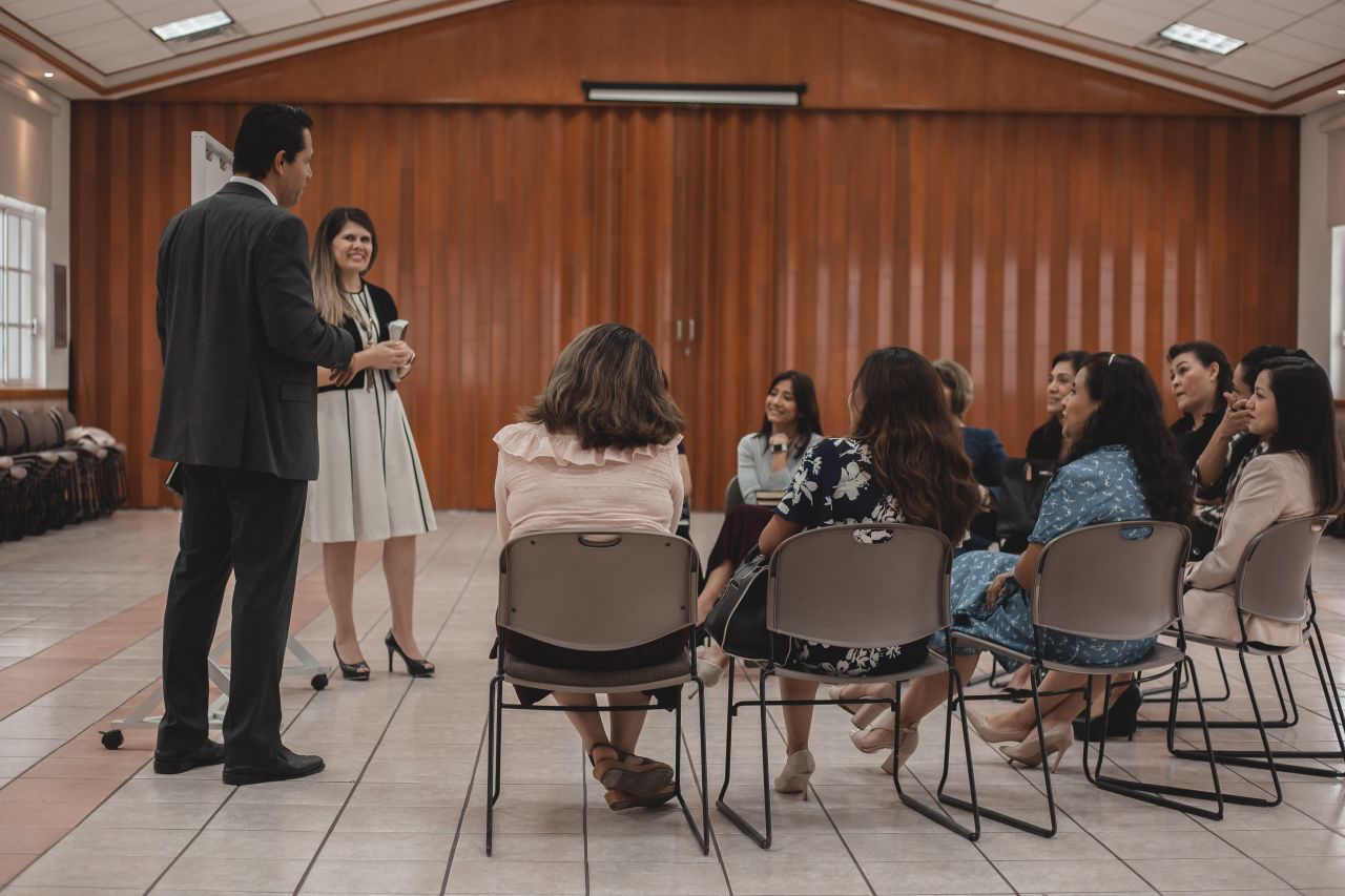 Um grupo de mulheres se reúne para aprender