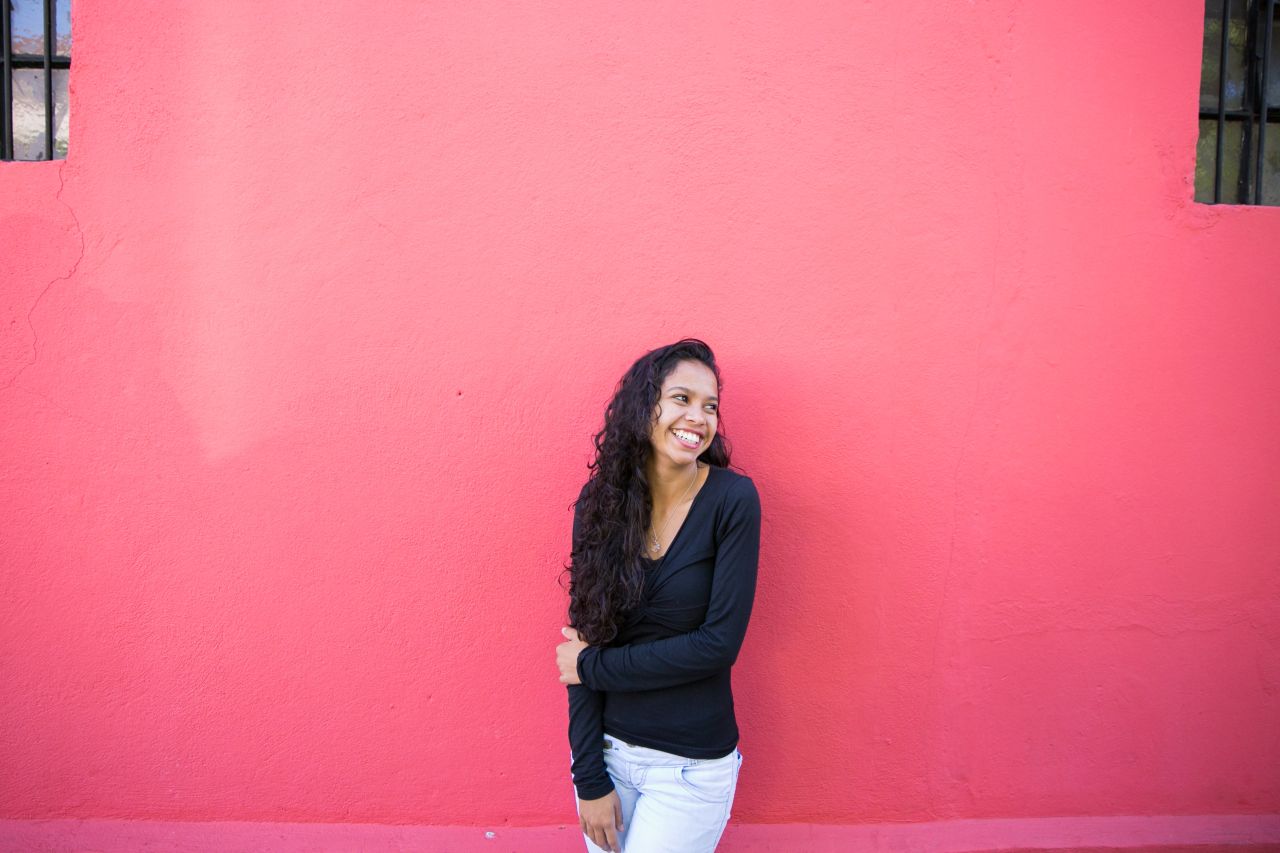 Uma mulher sorri ao pensar em suas bênçãos