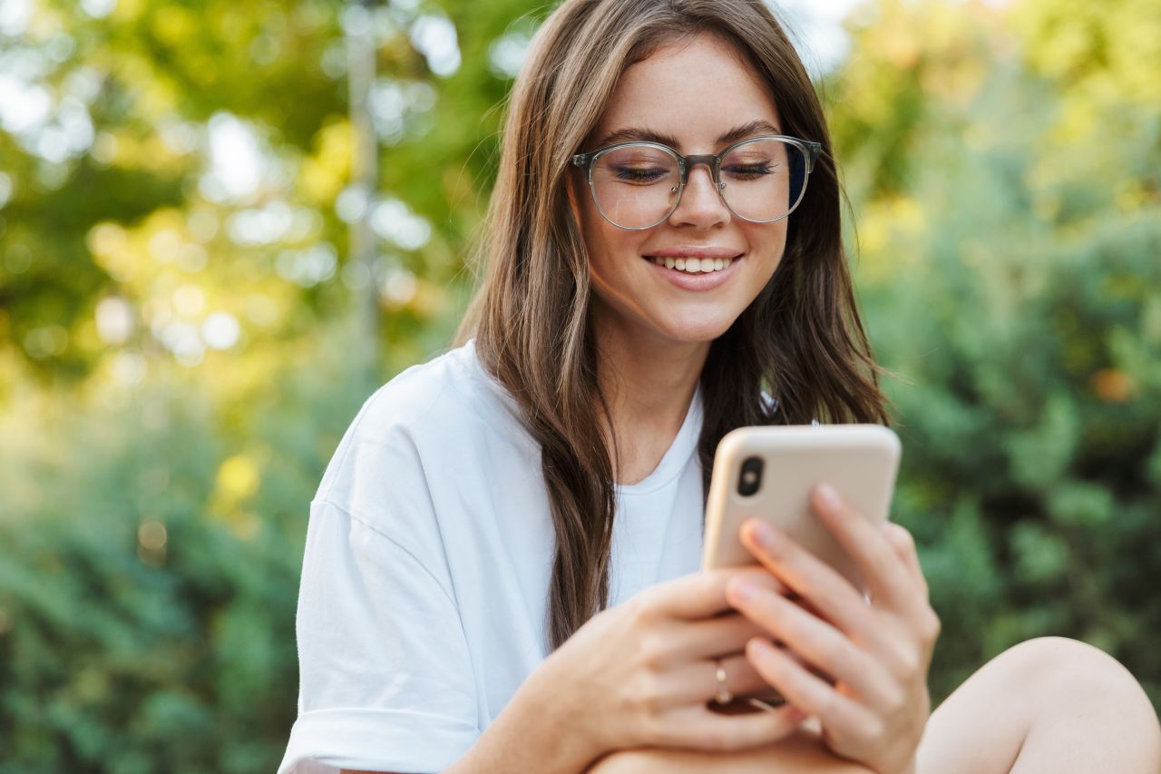Uma mulher olha seu celular