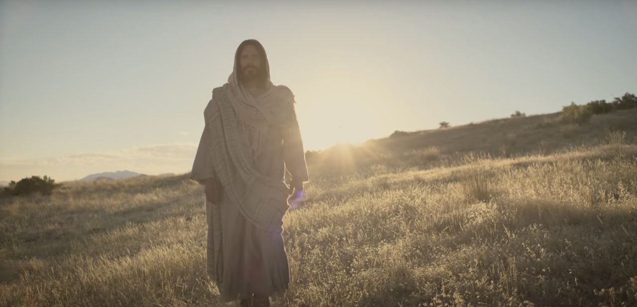 Jesus Cristo caminha por um campo e convida todos a vir a Ele