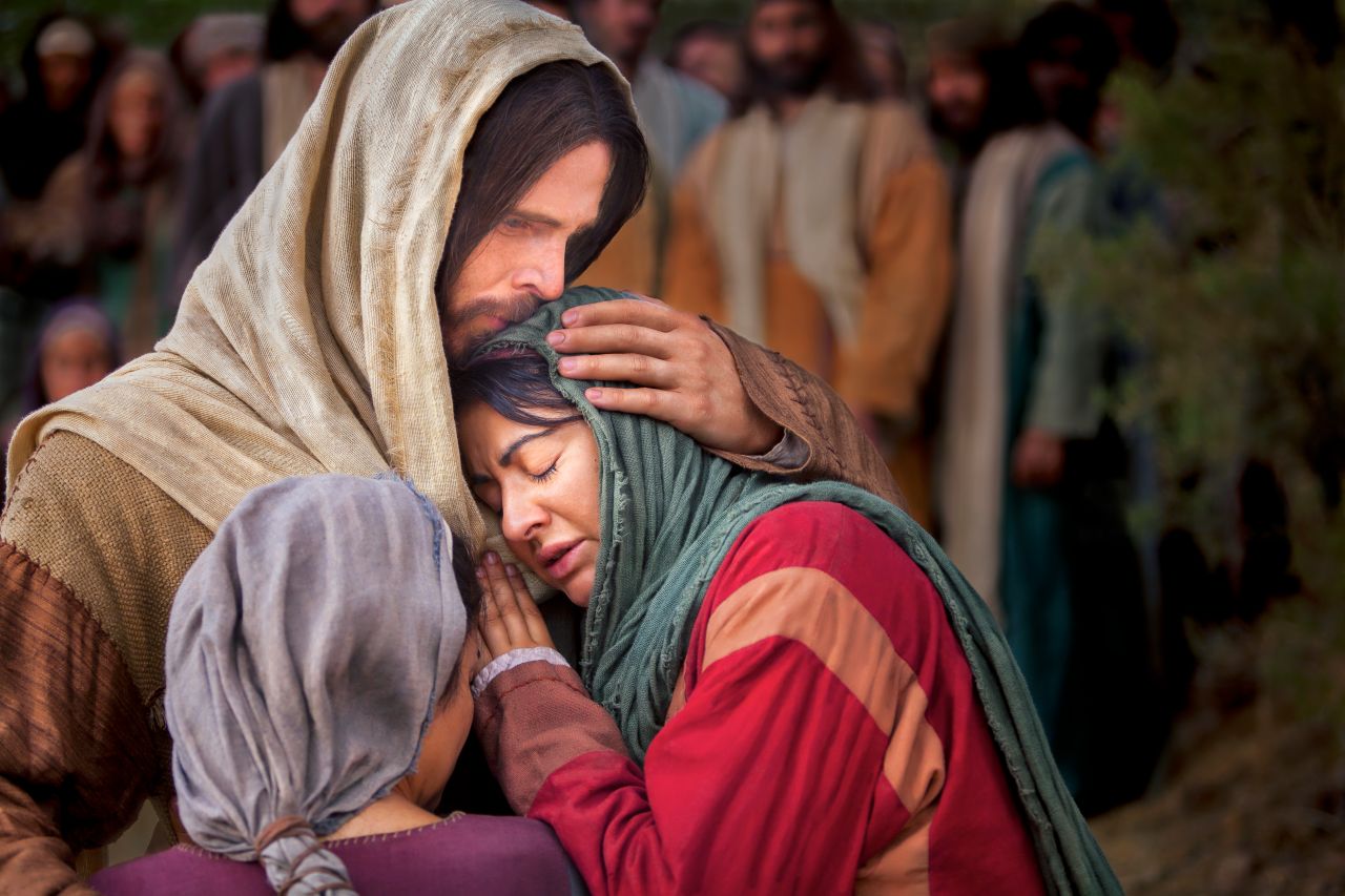 Jesus Cristo consola Maria e Marta no caminho para levantar Lázaro dos mortos