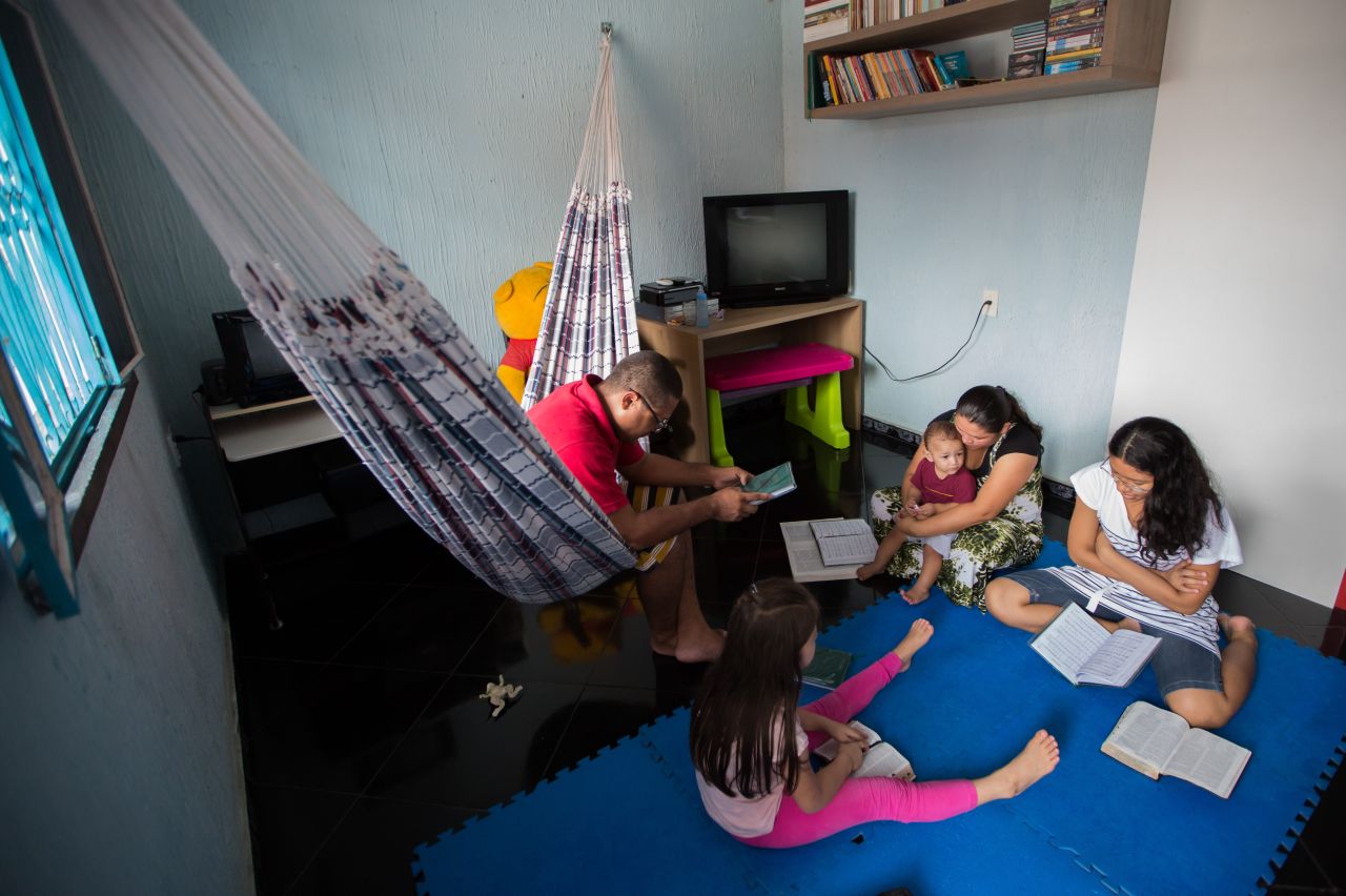 Uma família estuda o Livro de Mórmon na sala de estar