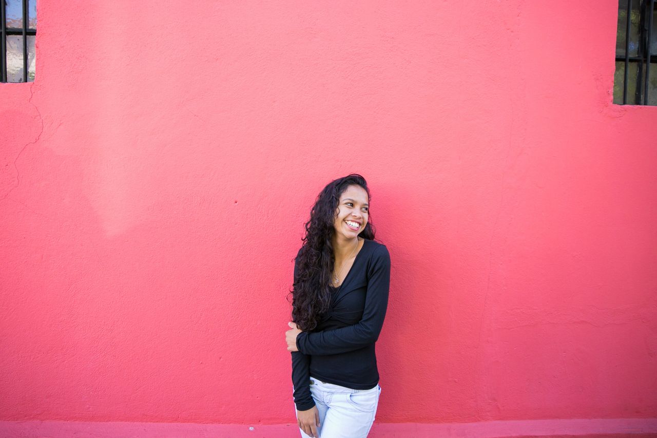 Uma mulher sorri ao pensar em suas bênçãos