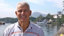 Carlos Galvão sonrie al pensar en las bendiciones de Dios