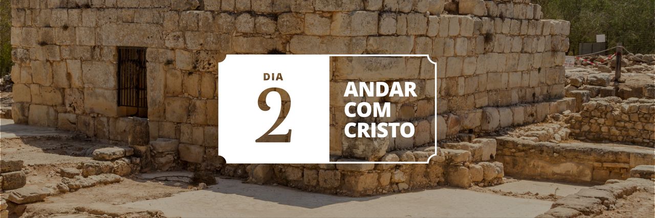 Um edifício no deserto feito de blocos de pedra