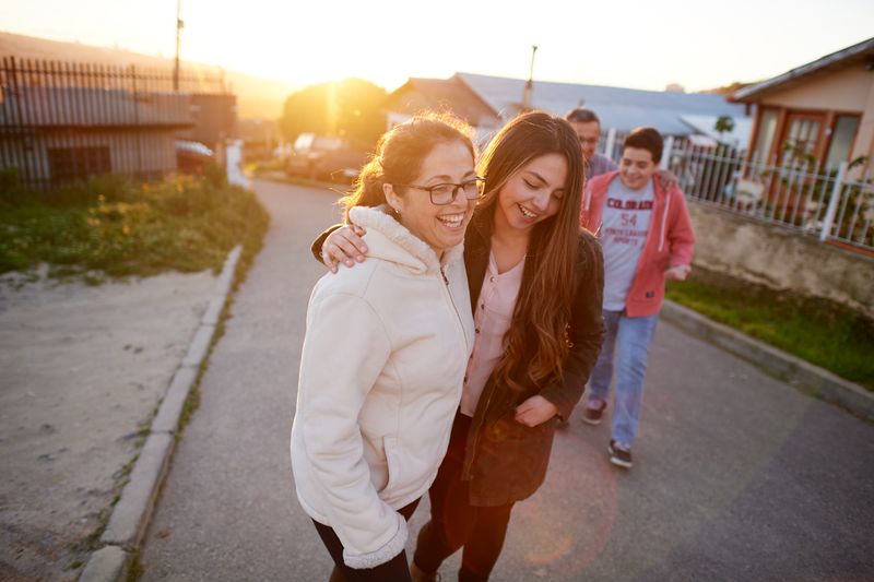 Uma família caminhando por uma rua e desfrutando das bênçãos de Jesus Cristo