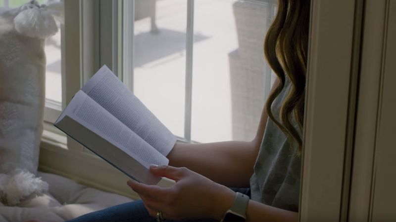 Uma mulher lê as escrituras do Livro de Mórmon