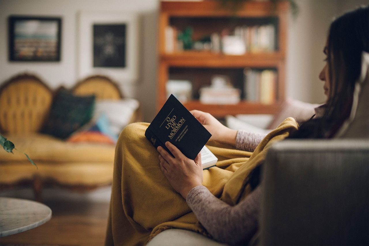 Uma mulher lê o Livro de Mórmon