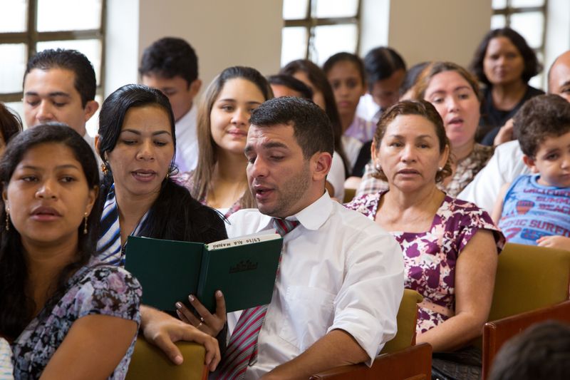 Uma congregação canta hinos