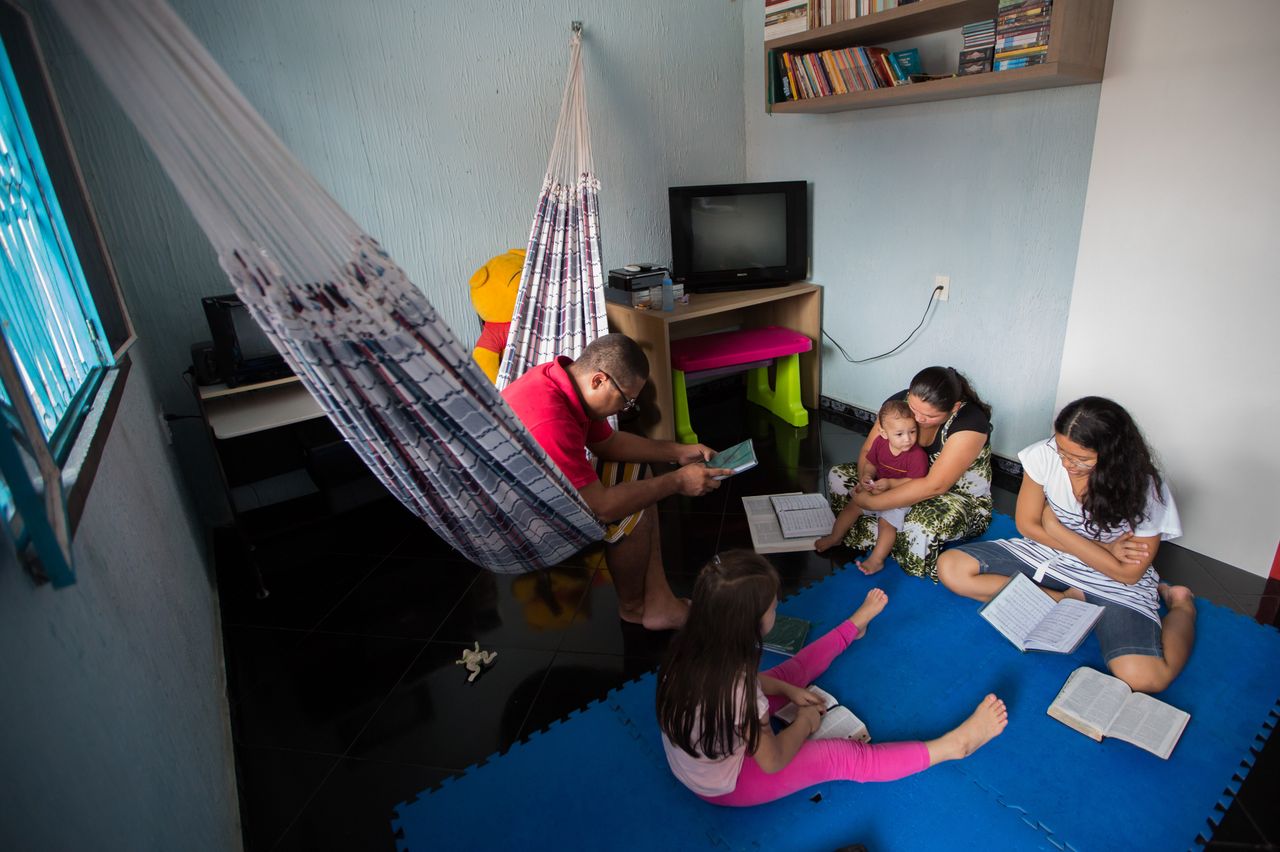 Uma família estuda o Livro de Mórmon na sala de estar