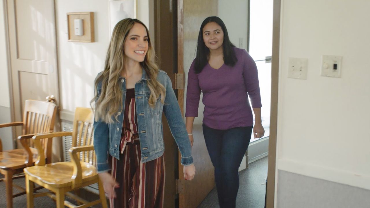 Uma mulher faz um tour pela Igreja para um amigo