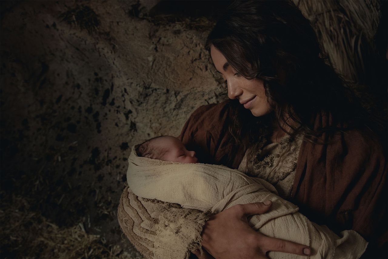 Maria segurando o menino Jesus