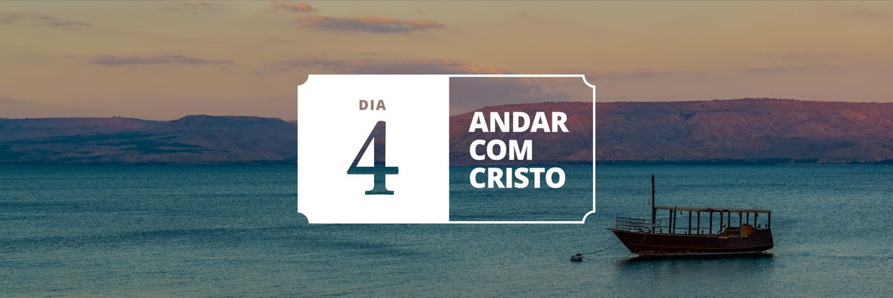 Um barco estacionado em um porto